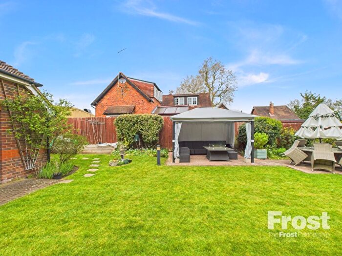 2 Bedroom Apartment For Sale In Straight Road, Old Windsor, Berkshire, SL4