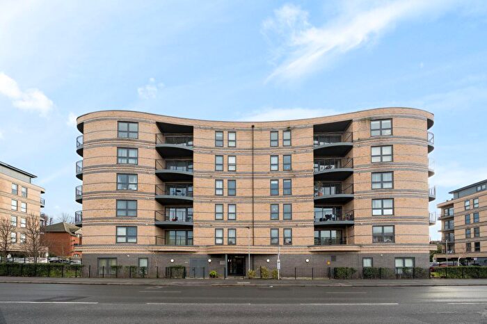 2 Bedroom Apartment To Rent In Slough, Berkshire, SL1