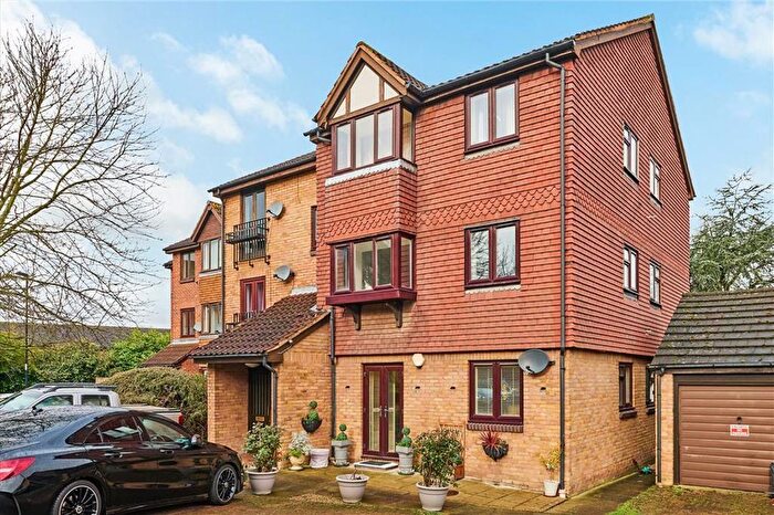 2 Bedroom Flat To Rent In Gables Close, London, SE12