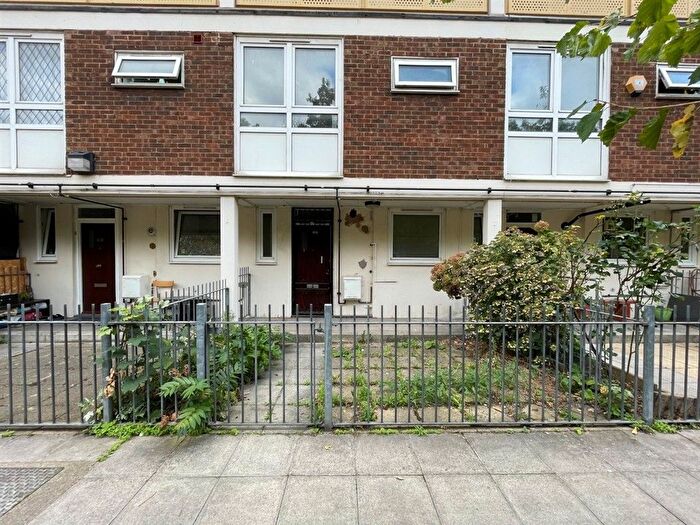 2 Bedroom Maisonette For Sale In Fairfoot Road, London, E3