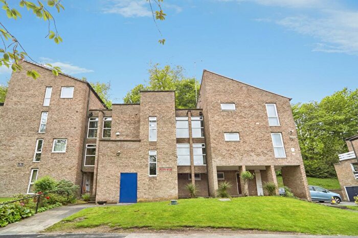 2 Bedroom Flat For Sale In Frizley Gardens, Bradford, BD9