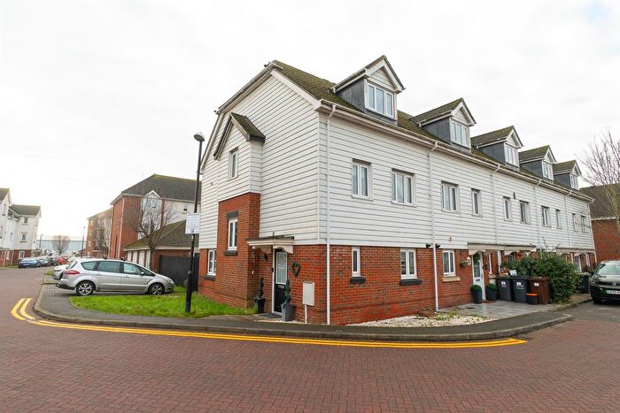 5 Bedroom Town House For Sale In Ingram Close, Larkfield, Aylesford, ME20