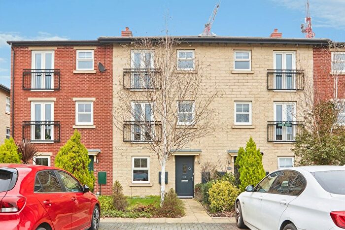 2 Bedroom Terraced House For Sale In Holts Crest Way, Leeds, LS12