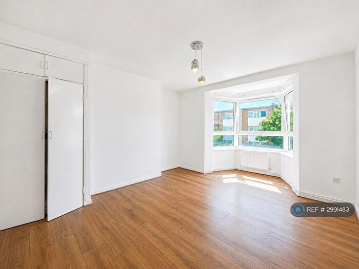 3 Bedroom Flat To Rent In Broxbourne House, London, E3
