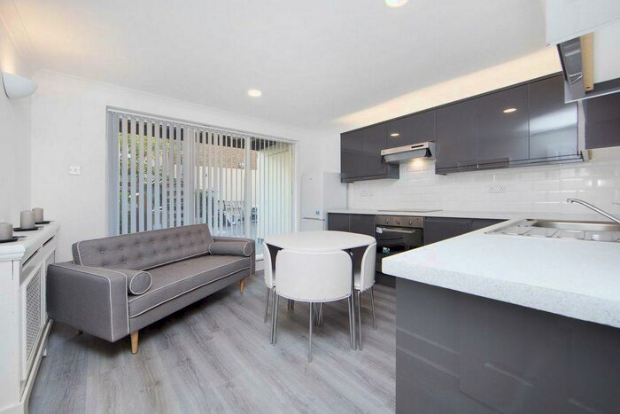 4 Bedroom House To Rent In Hellings Street, Wapping, E1W