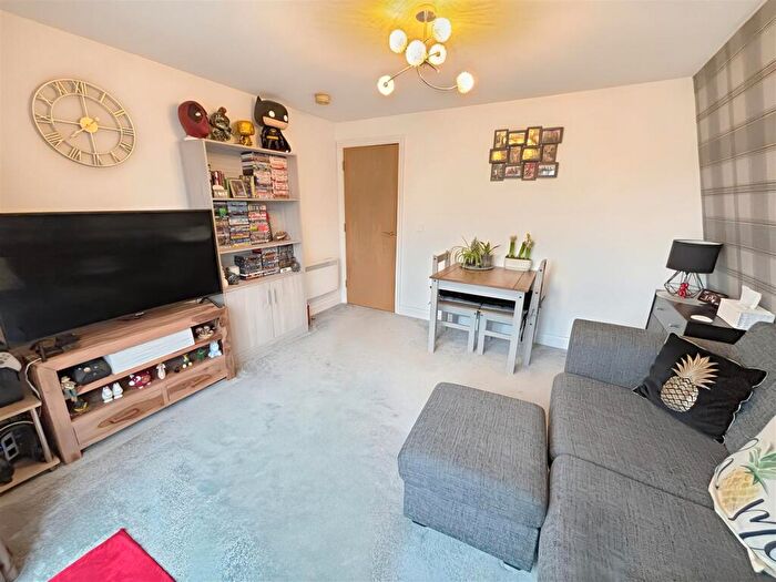 2 Bedroom Flat For Sale In Rayleigh Road, Hutton, Brentwood, CM13
