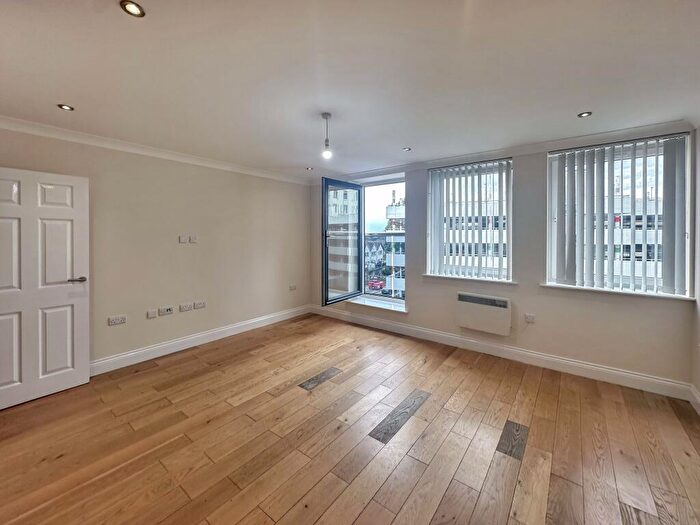1 Bedroom Apartment To Rent In New Salisbury House, High Street, Slough, Berkshire, SL1