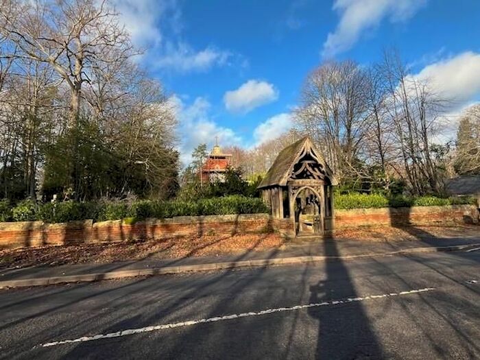 1 Bedroom Flat For Sale In Longcross, Surrey, KT16