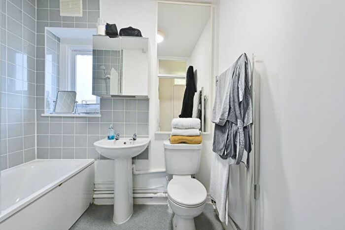 1 Bedroom Flat For Sale In Halton Road, Highbury And Islington, London, N1