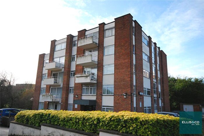 2 Bedroom Apartment For Sale In James Close, Woodlands, NW11