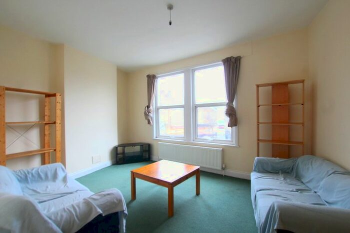 3 Bedroom Flat To Rent In Putney Hill, London, SW15