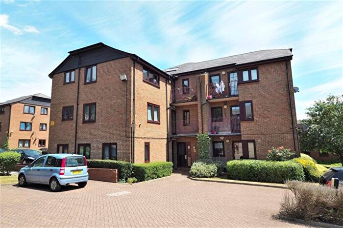2 Bedroom Apartment To Rent In Cedar Close, Buckhurst Hill, IG9