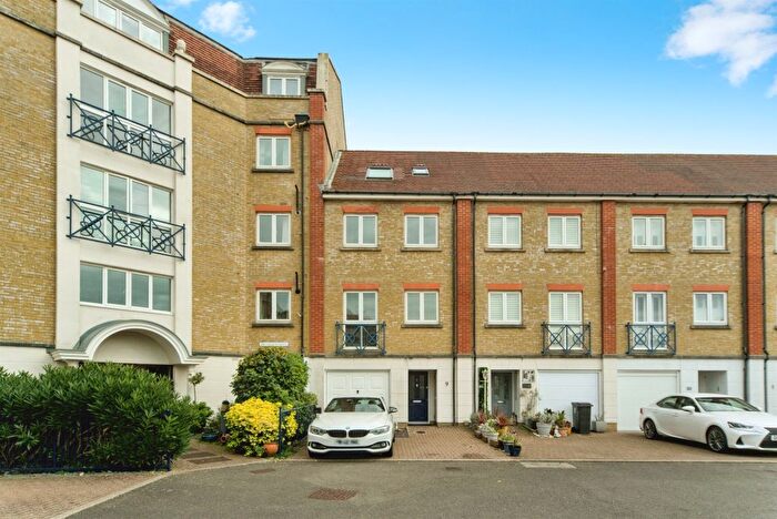 3 Bedroom Property For Sale In The Piazza, Eastbourne, BN23
