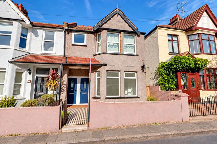 1 Bedroom Flat For Sale In Southborough Drive, Westcliff-on-Sea, Essex, SS0
