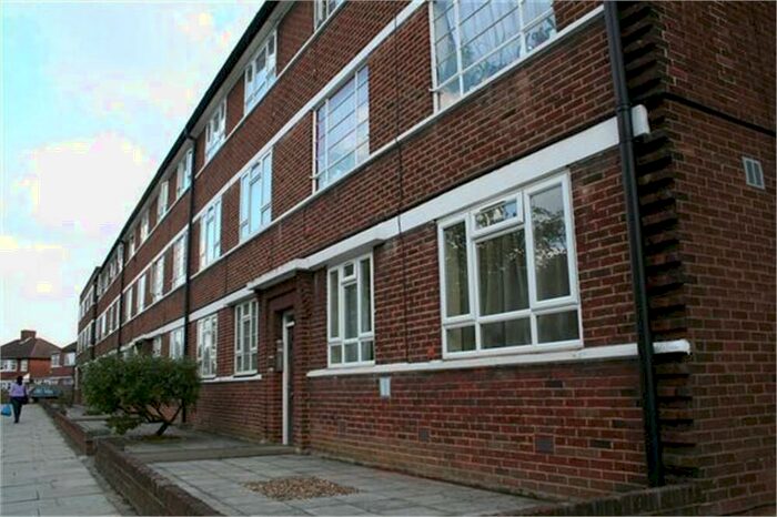2 Bedroom Flat To Rent In Beverley Drive, Edgware, HA8
