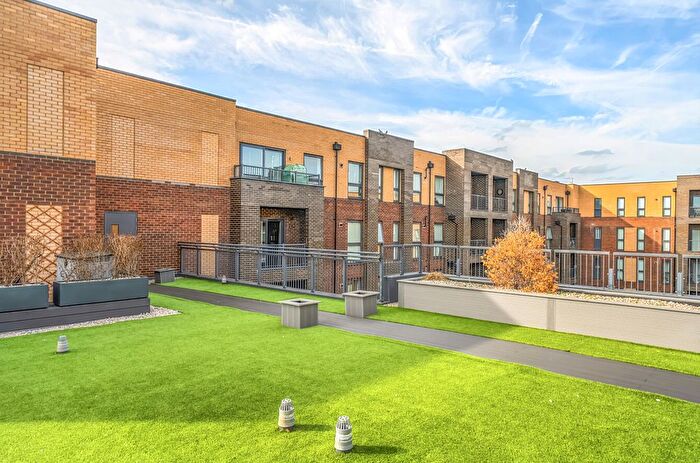 2 Bedroom Flat For Sale In Moorfield Place, Farnborough, Hampshire, GU14