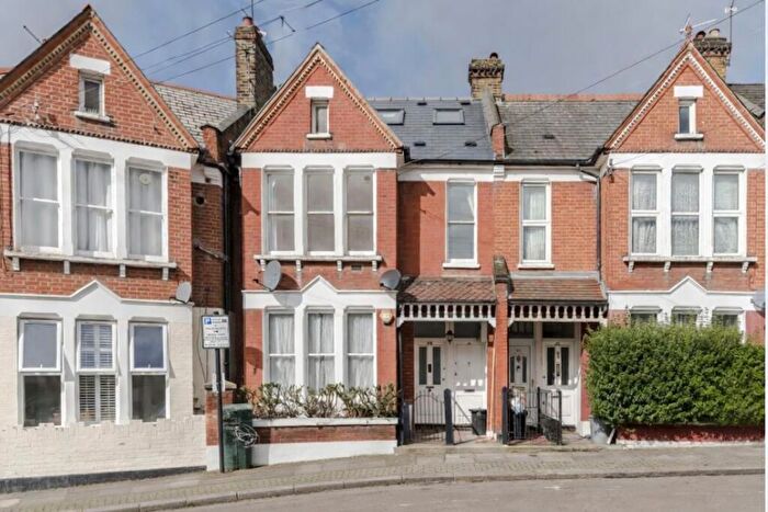 4 Bedroom Maisonette For Sale In Lynn Road, London, SW12