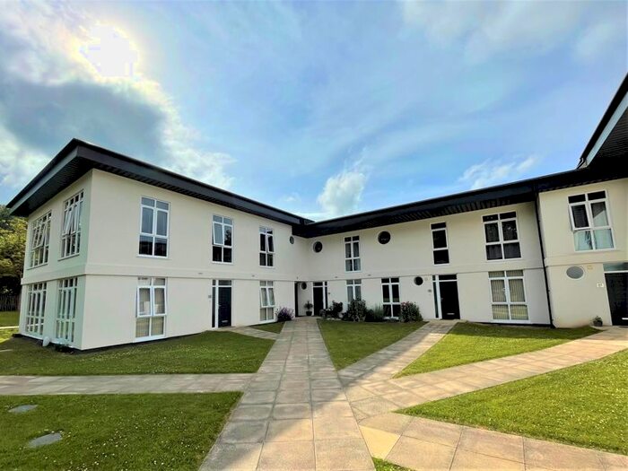 Houses for sale & to rent in WV6 8UU, Chatsworth Gardens, Tettenhall