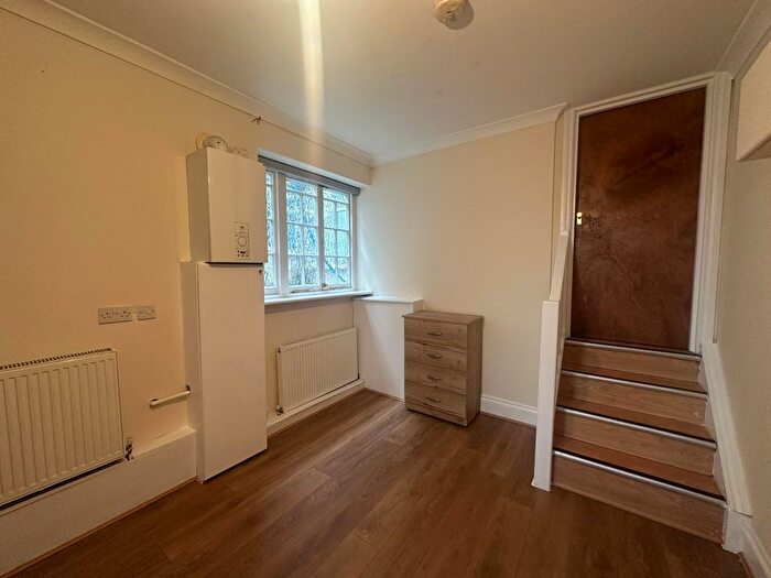 Studio To Rent In Golders Way, London, NW11