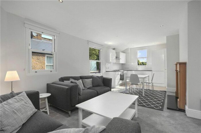 3 Bedroom Flat To Rent In Collingbourne Road, Shepherds Bush, London W12