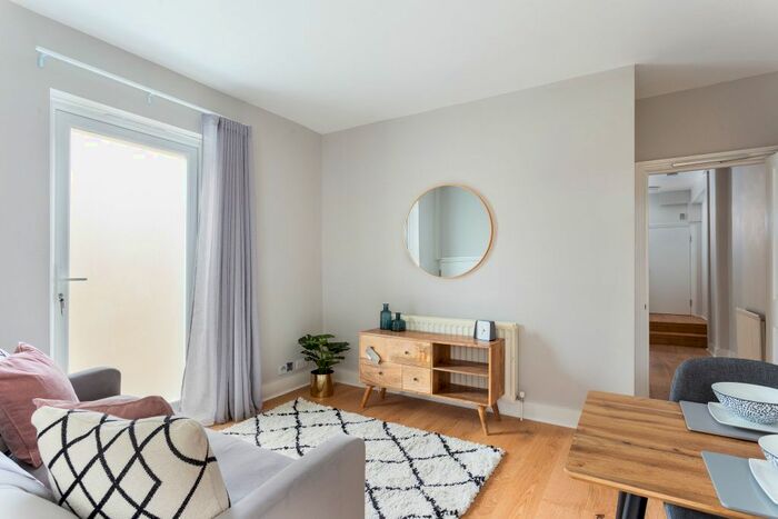 3 Bedroom Flat To Rent In Wandsworth Bridge Road, Fulham, SW6