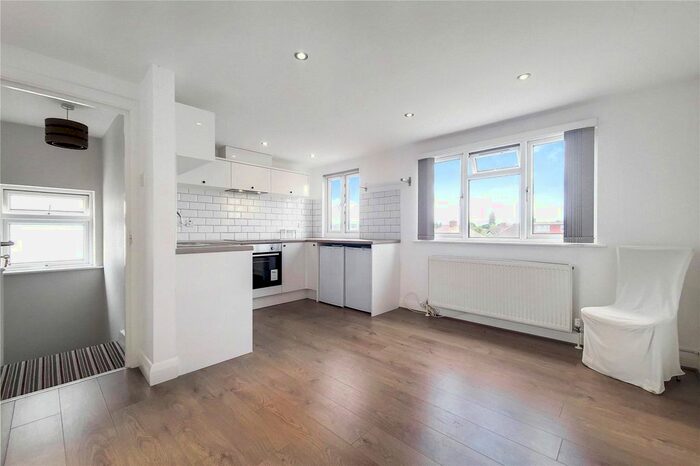 3 Bedroom Maisonette To Rent In Larkfield Avenue, Harrow, HA3