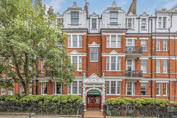 3 Bedroom Flat To Rent In Richmond Hill, Richmond, TW10