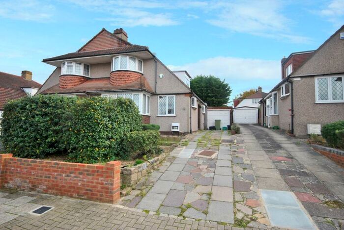 3 Bedroom Semi-Detached House To Rent In Treewall Gardens Bromley, BR1