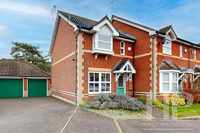 2 Bedroom End Of Terrace House To Rent In Phillips Close, Maidenbower, RH10