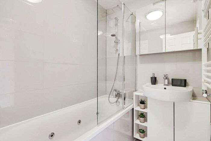 2 Bedroom Flat For Sale In O'Leary Square, Stepney, London, E1