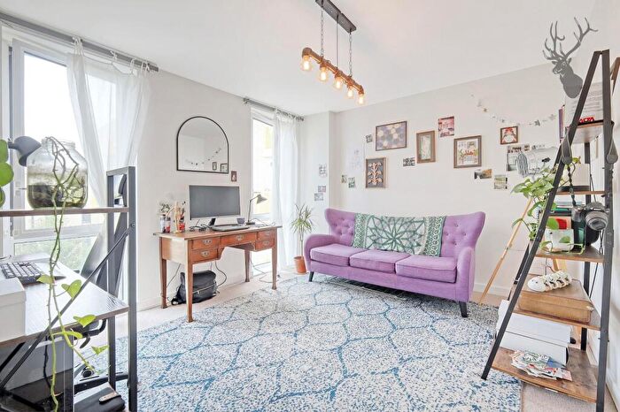 2 Bedroom Apartment To Rent In Trafalgar Gardens, Stepney Green, E1