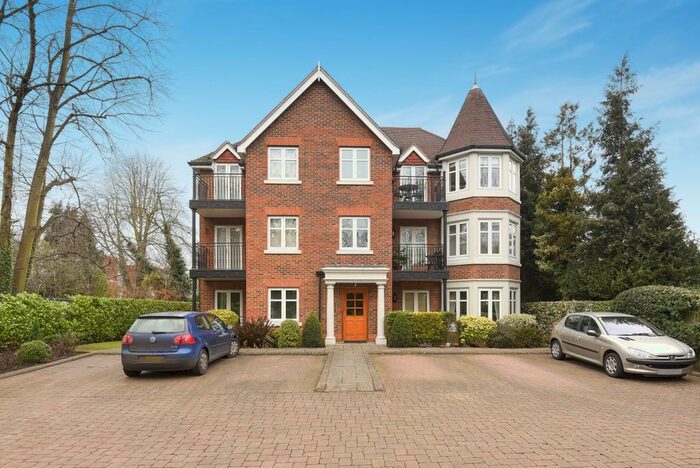 2 Bedroom Flat To Rent In Old Woking Road, West Byfleet, KT14