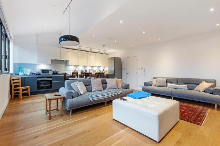 3 Bedroom Apartment To Rent In North End Road, Golders Hill Park., NW11