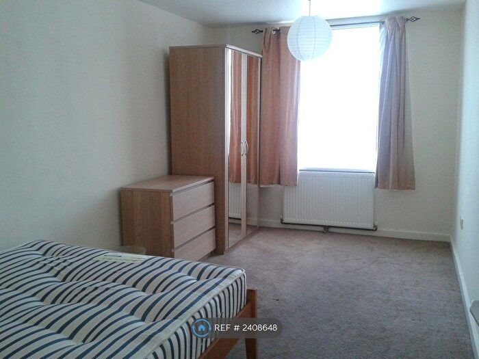 3 Bedroom Flat To Rent In Abingdon Court, London, SW17
