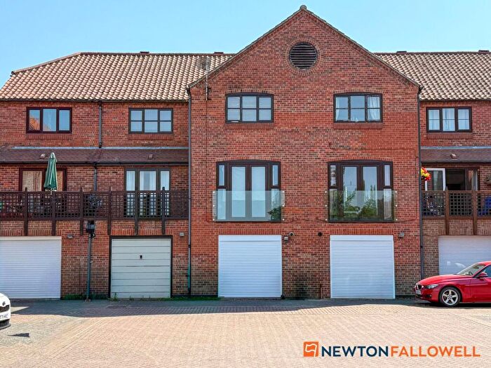 3 Bedroom Terraced House For Sale In Coopers Yard, Newark, NG24