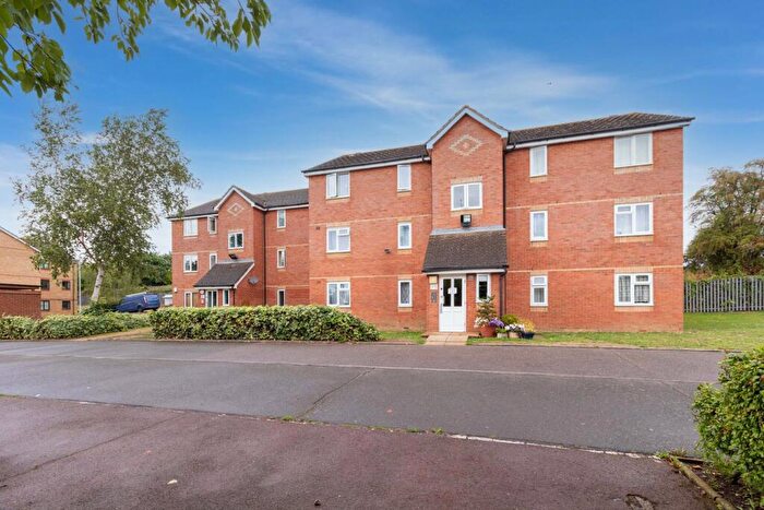 2 Bedroom Apartment For Sale In Lovegrove Drive, Slough, SL2
