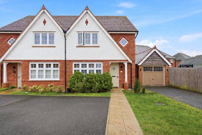 3 Bedroom Semi Detached House For Sale In Swallow Mead, Caddington, Luton, Bedfordshire, LU1