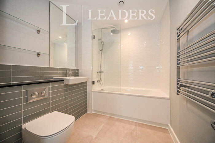 2 Bedroom Apartment To Rent In Chevette Court - Bedroom - Furnished - - Modern Apartment Next To Saxon Square, LU2