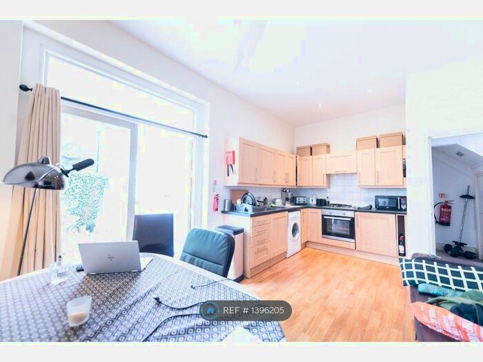 3 Bedroom Flat To Rent In Mount Nod Road, London, SW16