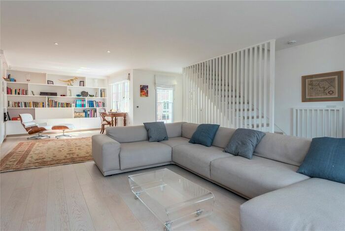 3 Bedroom Terraced House To Rent In Thornhill Road, Barnsbury, Islington, London, N1