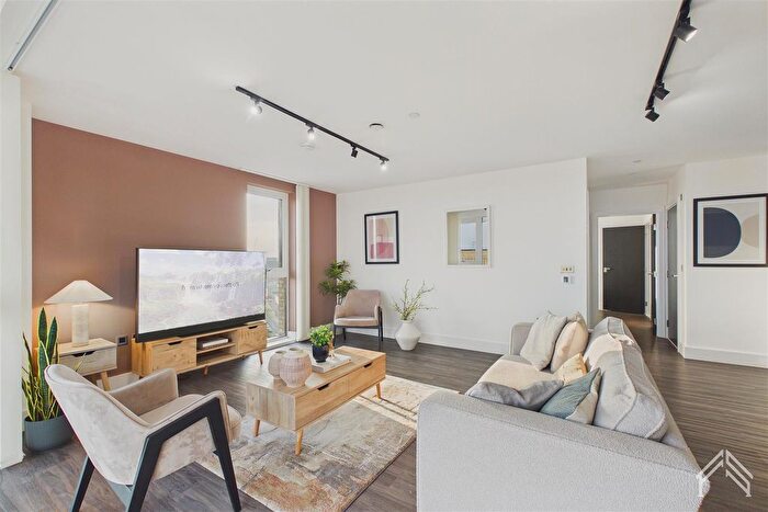 3 Bedroom Flat To Rent In Waterway House, London, NW10