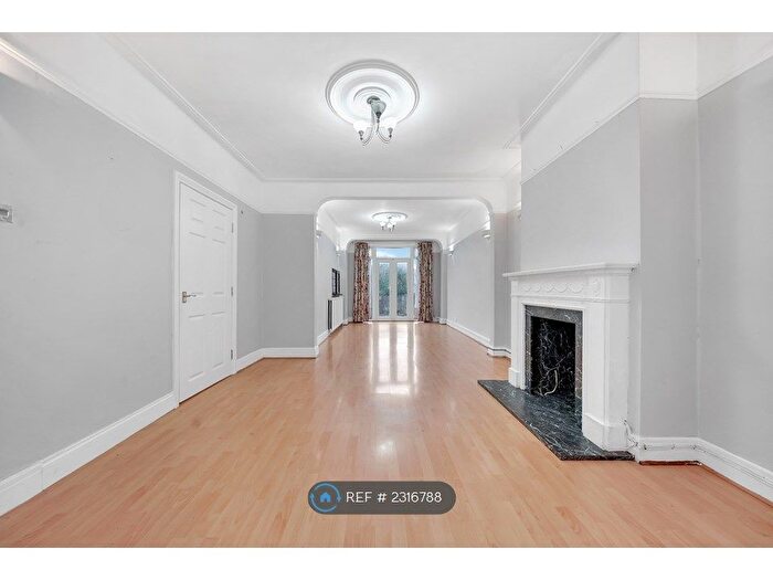 4 Bedroom Terraced House To Rent In Bawdsey Avenue, Ilford, IG2