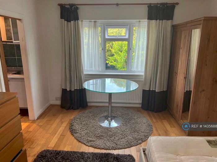 Studio To Rent In Randall Avenue, London, NW2