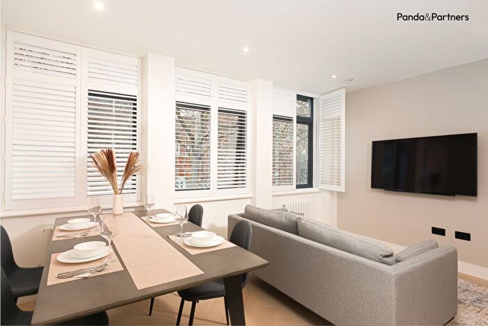 3 Bedroom Flat To Rent In Red Lion Square, London, WC1R