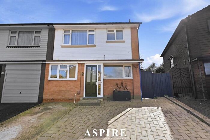 4 Bedroom Semi-Detached House For Sale In Merryfield Approach, Leigh-On-Sea, SS9