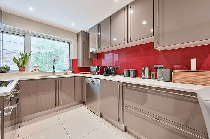 3 Bedroom Flat To Rent In Copley Close, Hanwell, London, W7