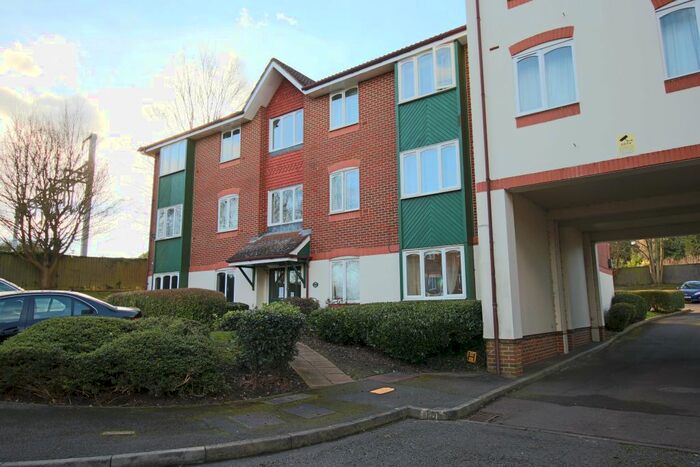 2 Bedroom Flat To Rent In Missenden Gardens, Burnham, Slough, SL1