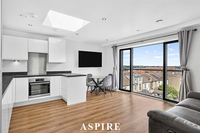 1 Bedroom Apartment For Sale In London Road, Westcliff-On-Sea, SS0
