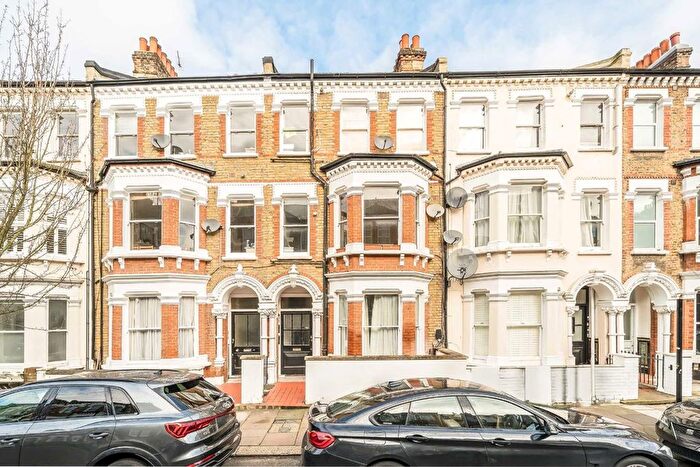 2 Bedroom Flat To Rent In Tremadoc Road, London, SW4