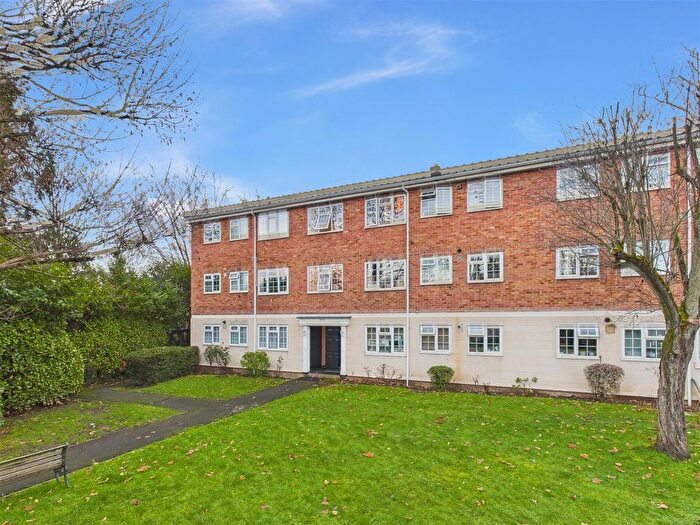 2 Bedroom Flat To Rent In Gainsborough Court, Walton-On-Thames, KT12